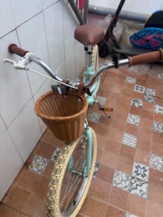 Bicicleta infantil azul con cesta