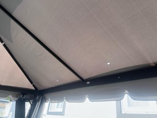 Cenador de jardín con cortinas e iluminación
