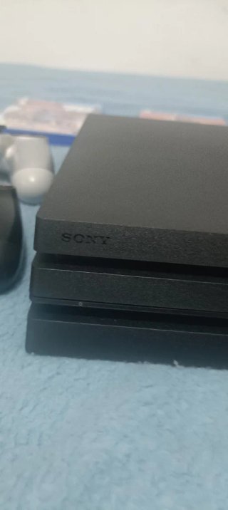 PS4 (PlayStation 4) Negra + 4 Juegos+ controles