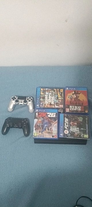 PS4 (PlayStation 4) Negra + 4 Juegos+ controles