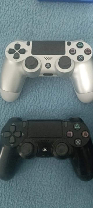 PS4 (PlayStation 4) Negra + 4 Juegos+ controles