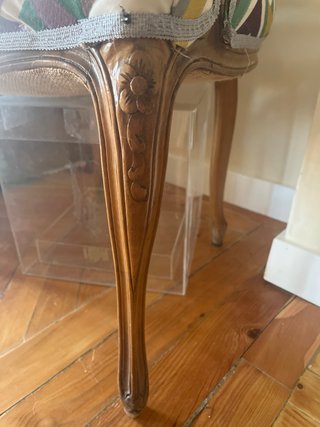 Silla antigua de madera tapizada multicolor