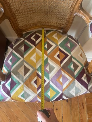 Silla antigua de madera tapizada multicolor