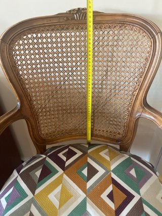 Silla antigua de madera tapizada multicolor