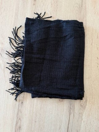 Pañuelo negro con flecos