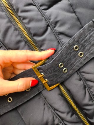 Cazadora acolchada azul Zara con cinturón