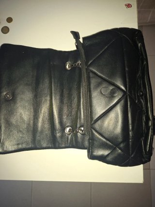 Bolso negro grande con botón y cremallera