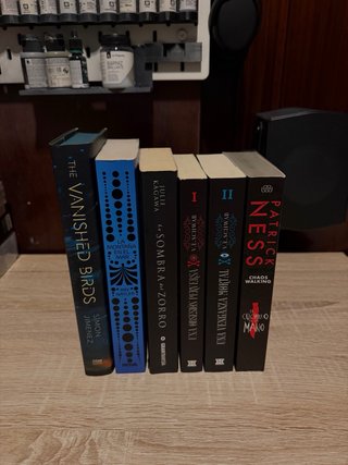 Lote de mangas y novelas variados