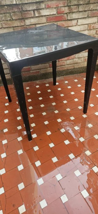 Mesa de exterior de plástico negra