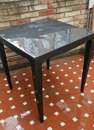 Mesa de exterior de plástico negra
