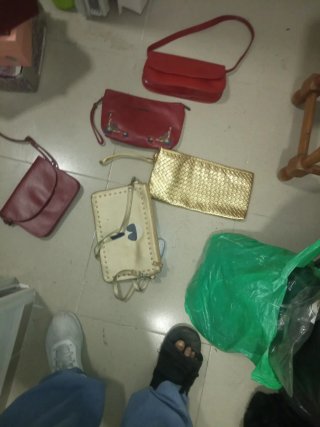 Lote de bolsos: dorado y rojo