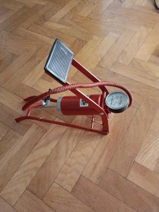 Inflador de aire de pedal rojo