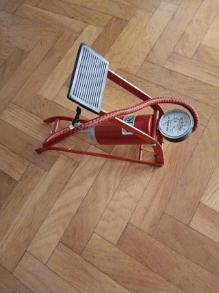 Inflador de aire de pedal rojo
