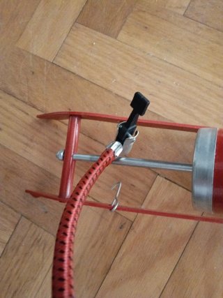 Inflador de aire de pedal rojo