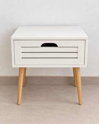 Mesita de noche blanca de madera