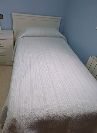 2 Colchas Cama 90 azul claro y blanco.