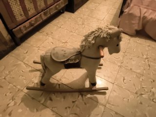 Caballo balancín antiguo lana y madera