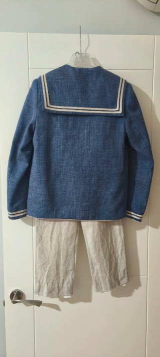 Traje de comunión azul y beige.