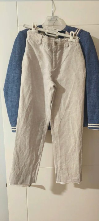 Traje de comunión azul y beige.