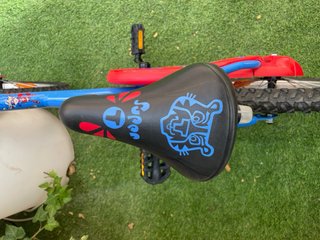 Bicicleta infantil Btwin azul y roja