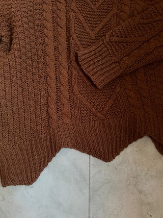 Maglione collo alto marrone trapuntato