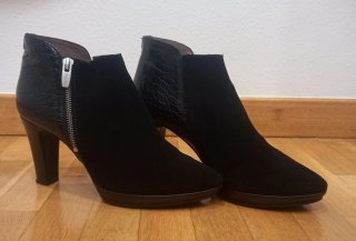 BOTINES NEGROS DE CUERO