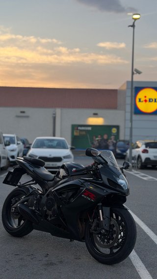 Suzuki GSXR750 K6