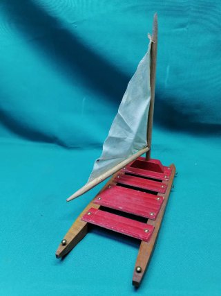 Catamarán de juguete antiguo