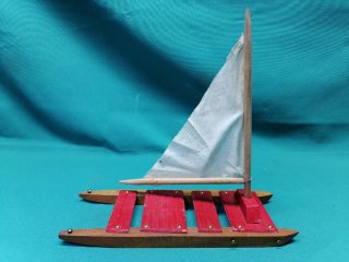 Catamarán de juguete antiguo