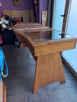 Mostrador de madera maciza con cristal