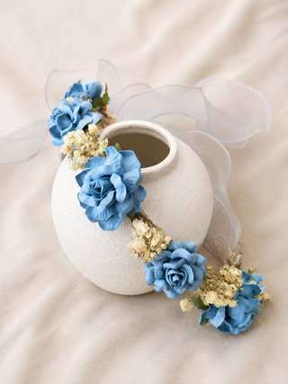 Corona de flores para ceremonia azul y beige