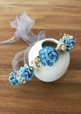 Corona de flores para ceremonia azul y beige