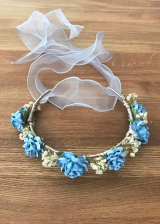 Corona de flores para ceremonia azul y beige