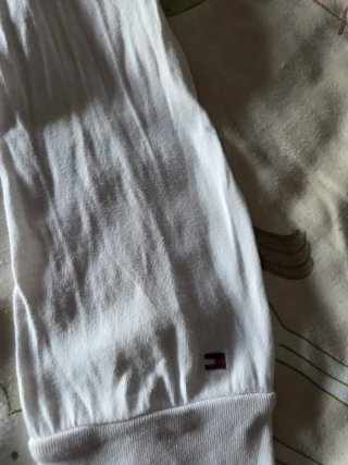 Sudadera Tommy Hilfiger con manchas