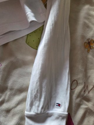 Sudadera Tommy Hilfiger con manchas