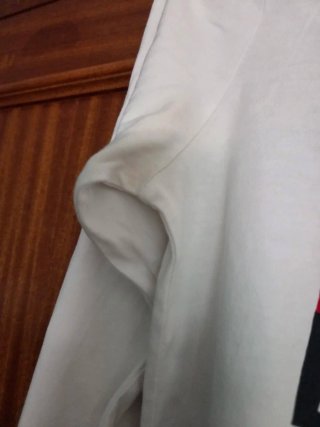 Sudadera Tommy Hilfiger con manchas