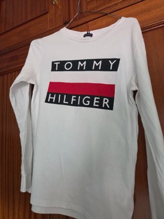 Sudadera Tommy Hilfiger con manchas