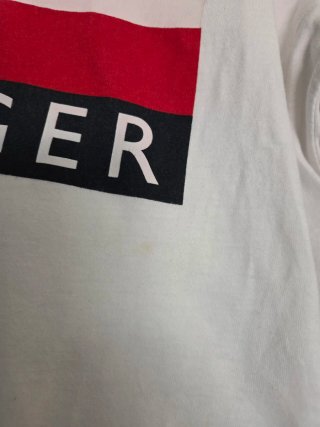 Sudadera Tommy Hilfiger con manchas