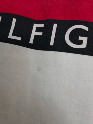 Sudadera Tommy Hilfiger con manchas