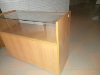 Mostrador madera con tapa de cristal