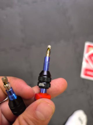Válvulas Tubeless Bicicleta Azul y Rojo