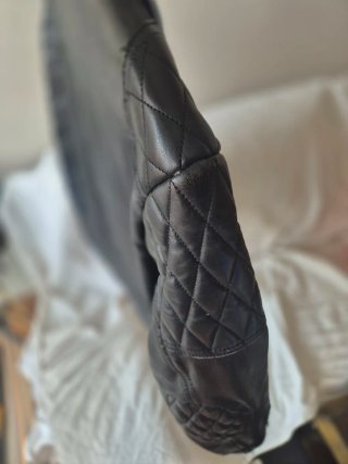 Cazadora de cuero con cremalleras