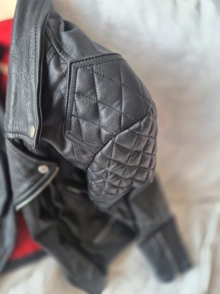 Cazadora de cuero con cremalleras
