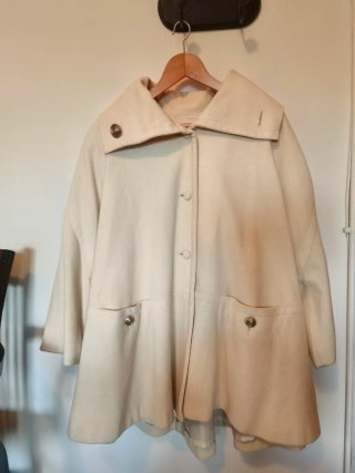 Abrigo corto de paño beige