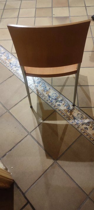 Sillas de madera y metal