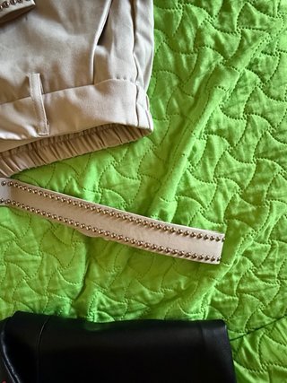Pantaloni avorio con cintura borchie