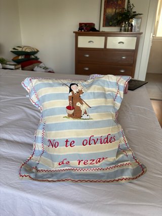 Cojín Infantil Mensaje “No te olvides de rezar”