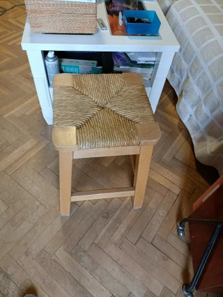 Banqueta de enea y madera.