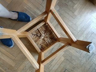 Banqueta de enea y madera.