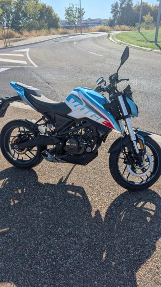 Moto Voge 125r Naked Azul y Blanca